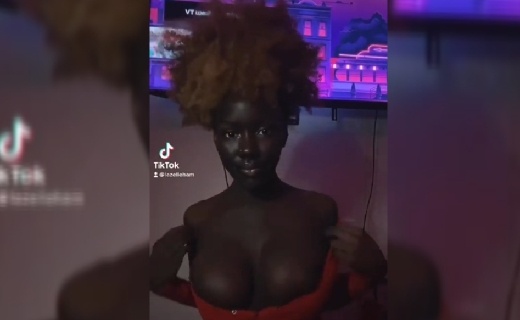 LEAK: Kenyan Model Showing Her Boobs